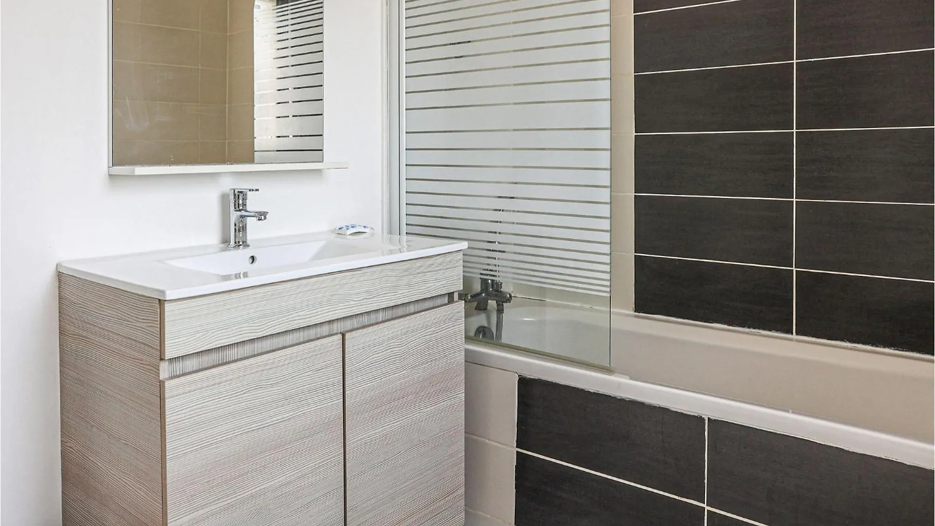 4 Bedroom Awesome Home In كلووار كارنووي فرنسا
